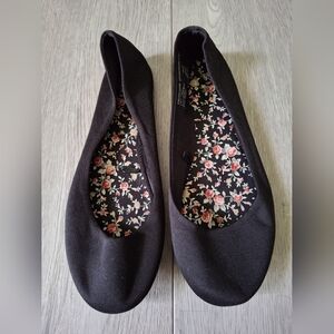 Black Floral Lined Women's Flats Size 6